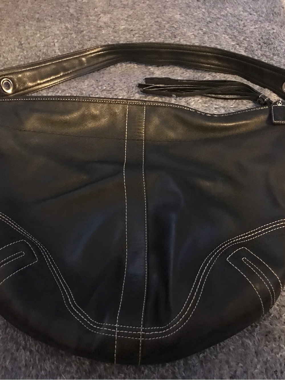 Vintage Coach Soho Hobo black shoulder handbag.